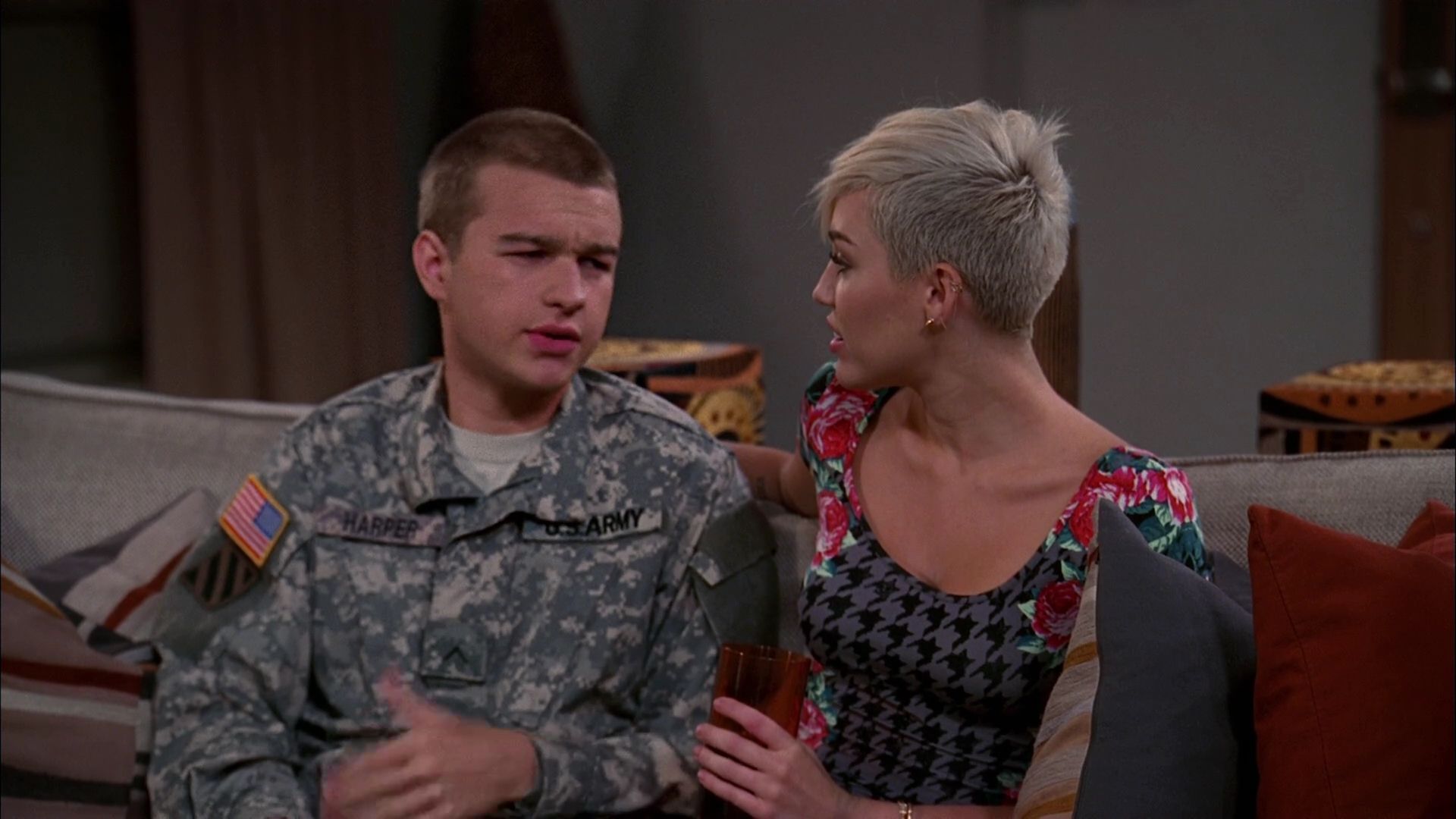 TwoAndHalfMen-S10E07-073.jpg