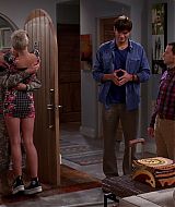 TwoAndHalfMen-S10E07-045.jpg